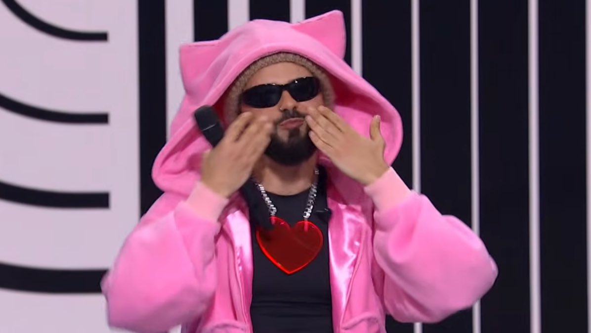 Ο στυλίστας του Ακύλα είναι ό,τι καλύτερο 
Τον ντύνει καταπληκτικά 

#eurovisiongr