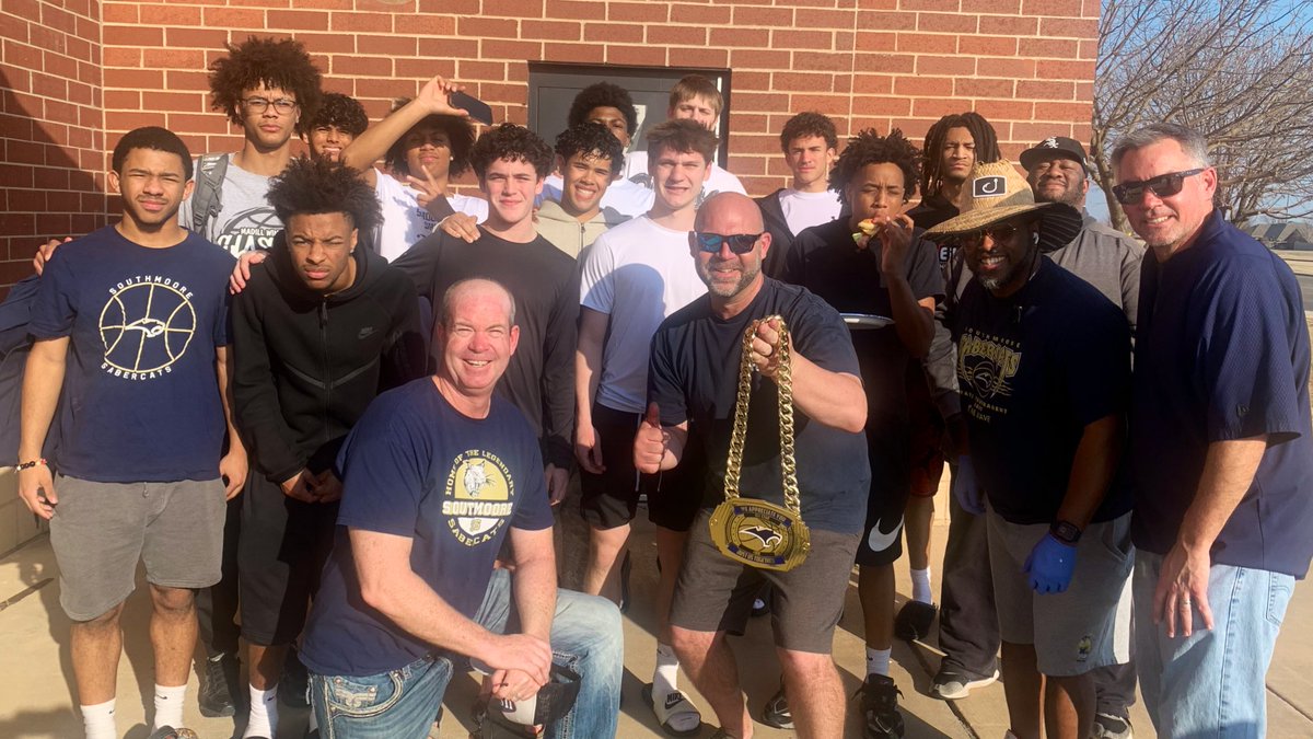 SouthmooreHoops's tweet image. One last home ride with our SaberCat Dads — the men who stood behind the scenes and poured heart into every home-game meal.
Your kindness became part of our story this year.
Thank you for feeding the team and fueling the journey....
#jOURney #BIB