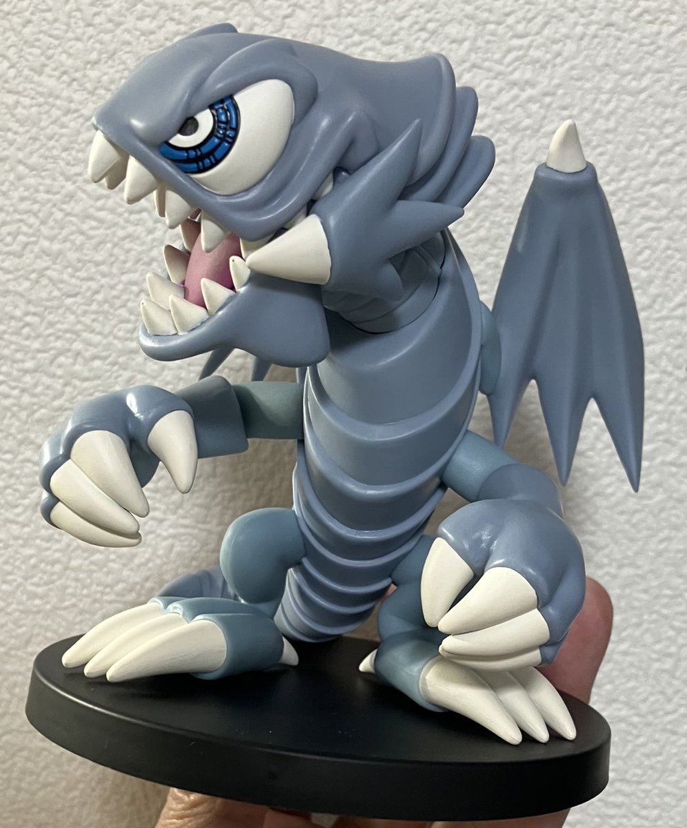 ブルーアイズトゥーンドラゴン。 遊戯王とかよく知らないんですが