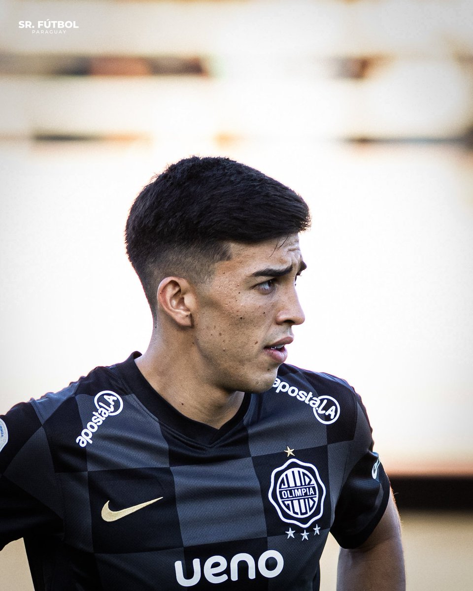 SrFutbolPy's tweet photo. Rubén Darío Lezcano. Debut y gol con la camiseta del Club Olimpia. El extremo de 22 años está teniendo un estreno más que ilusionante con el conjunto franjeado.

🪄🇵🇾 Marca mucha diferencia con su calidad. https://t.co/n68zKIg8ir