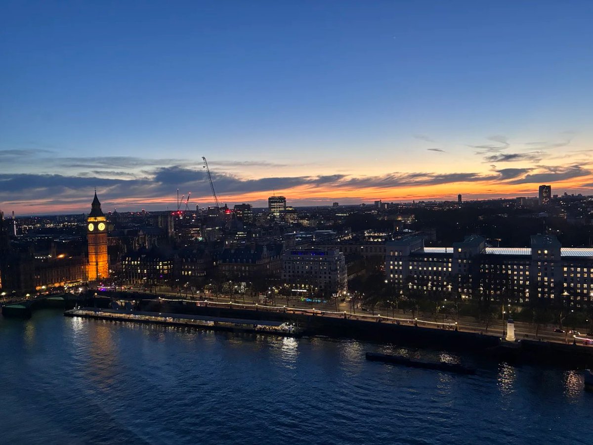 Ashleycutegirl3's tweet image. A perfect London Eye view from sunset to nightfall.