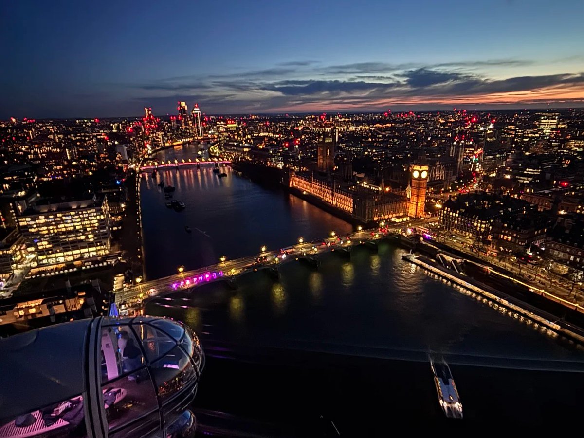 Ashleycutegirl3's tweet image. A perfect London Eye view from sunset to nightfall.