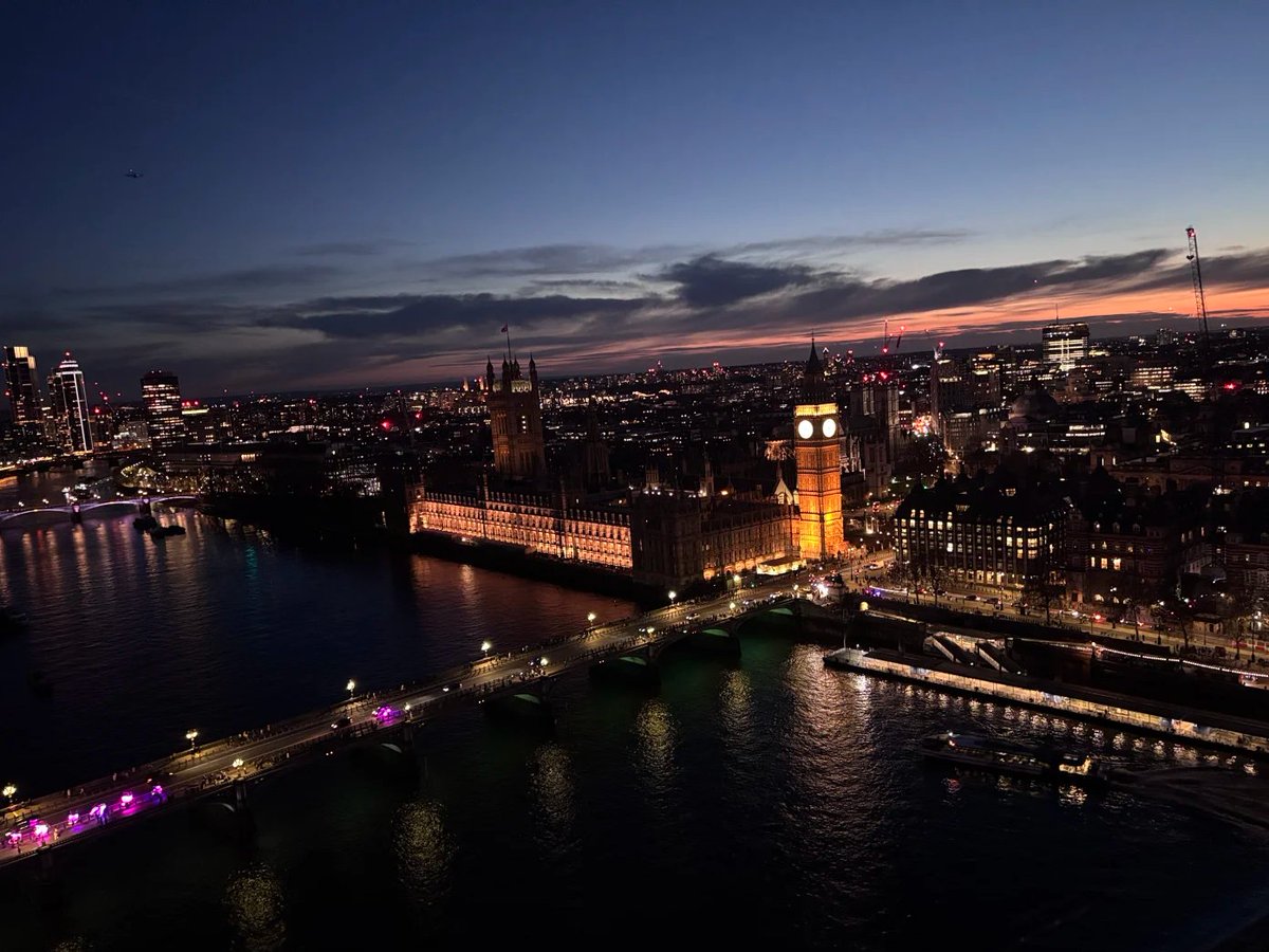 S006Mary's tweet image. A perfect London Eye view from sunset to nightfall.