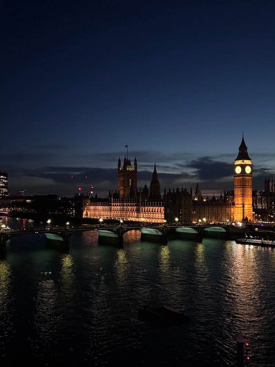 S006Mary's tweet image. A perfect London Eye view from sunset to nightfall.