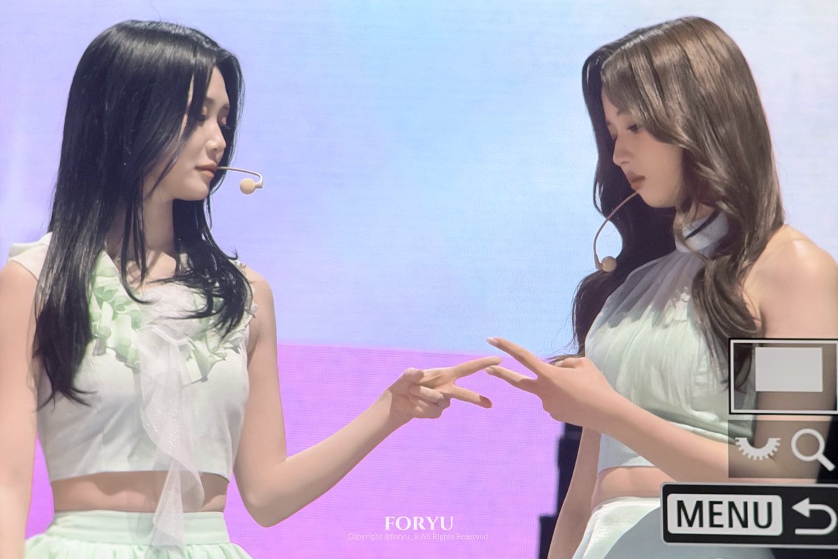 this photo is genuinely tickling me so bad