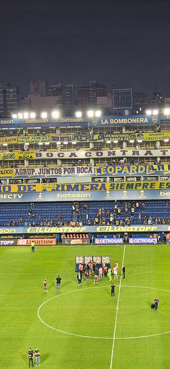 <a href="/SiemPReCABJ12/">Hincha de Boca, vago y atorrante</a> al presi se le dió por cerrar la persiana del palco justo cuando termina el partido. Oídos sordos y a seguir