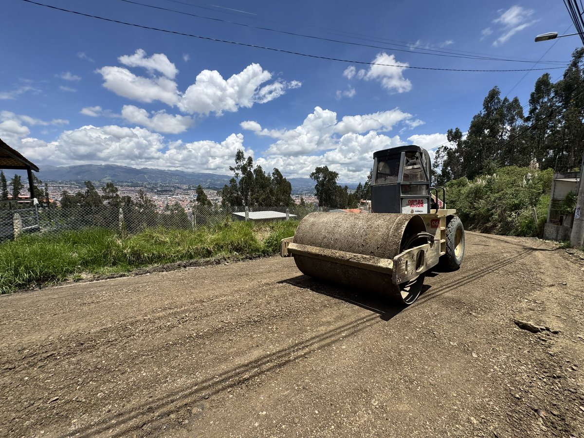 cuenca_dir_gob's tweet photo. 🚜¡Sábado de minga! Llegamos a más parroquias #urbanas y #rurales 

🤝Se reduce y mejora el traslado de productos, facilita el acceso del transporte público y privado 

📍Parroquia #Monay: Guadalupe Larriva y Santa Teresita 
📍Parroquia #SanJoaquín sector Santa Teresita https://t.co/5QjDY5IfS2