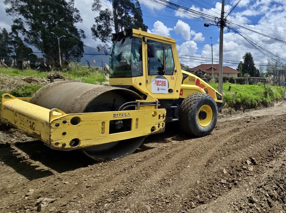 cuenca_dir_gob's tweet photo. 🚜¡Sábado de minga! Llegamos a más parroquias #urbanas y #rurales 

🤝Se reduce y mejora el traslado de productos, facilita el acceso del transporte público y privado 

📍Parroquia #Monay: Guadalupe Larriva y Santa Teresita 
📍Parroquia #SanJoaquín sector Santa Teresita https://t.co/5QjDY5IfS2