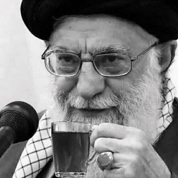 السيد القائد يقود المعركة بنفسه والشاي بيده ويرد على كذب ترامب بكلمتهِ الشهيرة ،،، #احمق