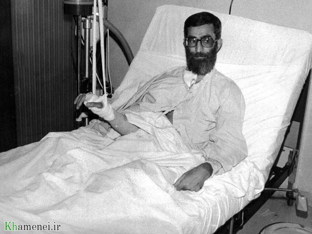 wajeeh_ali's tweet photo. عام ١٩٨١ لمس السيد علي خامنئي مايكرفون الخطابة في حسينية أبي ذر الغفاري (رضي الله عنه)، فانفجرت عليه، ولم يمت، لكنه، ومنذ تلك اللحظة: الموت واقف على كتفه، مثل صقر، حتى صار الاستئناس به واجباً، صِلةً لِما يؤمن به. 
رجل يبلغ من العمر ٩ عقود، ما فعل إلا ما شاء تجاه أعدائه، فإن استشهد، فهو بالأقل ما عُثر عليه في حفرة مثل صدام، ولا مات في زنزانة مثل مرسي، وما طبّع مثل الآخرين، وما أُلقي القبض عليه مثل مادورو، وإن بقي حيّاً فللحكاية تتمّة، دوماً لها تتمّة.
رؤوس قومٍ، كل كبارهم يُقتَلون ليبقوا أحياءً، فسيكون استشهاده يوم عيد لمعسكر الـ"لا"، ويوم مصاب أسود لمَن ينتظرون صواريخه هذه الليلة أو يوم غد.
إن استشهد أو لا، فهو حيّ، ويعيش كما هو يريد، دون أن يقول "بلى" لنفايات الغرب، وإنتاجات أبستين، والمتحرشين بالأطفال.
دوماً للحديث تتمة، دوماً للحكاية حكايةٌ أخرى.
والسلام على الرافضين، من عليّ (عليه السلام)، حتى عليّ (أطال الله بقاءه)، ولا عزاء لدوّاسات أقدام ترمب والنتن.