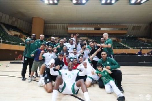 HandArenaSA's tweet photo. حقق النادي الأهلي السعودي فوزًا مهمًا على نادي الهدى بنتيجة 33–23 ضمن منافسات الجولة 16 من الدوري الممتاز لكرة اليد.

الأهلي قدّم مباراة كبيرة وظهر بتنظيم واضح في الجانبين الدفاعي والهجومي، حيث نجح في فرض أسلوبه داخل الملعب ووسّع الفارق تدريجيًا بفضل سرعة التحولات واستغلال الفرص.

في المقابل حاول الهدى مجاراة نسق المباراة وقدم فترات جيدة، لكن الأفضلية الفنية والانضباط التكتيكي كانا في صالح الأهلي طوال اللقاء.

نجم المباراة بلا منازع: أنخيل هيرنانديز، الذي قاد فريقه بتحركاته السريعة وصناعته للفرص الحاسمة، ليصبح البطل الحقيقي لهذا الانتصار الكبير.

انتصار مستحق يؤكد قوة الأهلي وحضوره في المنافسة، بعد أداء جماعي وروح قتالية عالية من جميع لاعبي الفريق 👏🔥

ما رأيكم فالمباراة؟ 

@HandArenaSA 
@ALAHLI_OSPORTS 

#كرة_اليد #السعودية #نادي_الاهلي