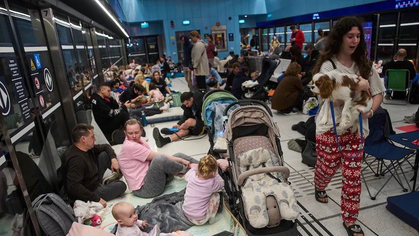 El día en el que decenas de niñas mueren bombardeadas en Irán, la única foto que pone El País sobre niños (sobre todo bebés) es de israelíes pasando miedo ante la posible respuesta de Irán.
El País está a la altura del peor panfleto fascista.