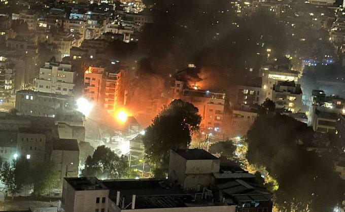 epigmenioibarra's tweet photo. Golpean Trump y Netanyahu a Iran.
Teheran responde y golpea Tel Aviv. 
La vieja ley del Talión rige en el Medio Oriente. El que a hierro mata a hierro muere; solo que los que mandan matar lo hacen desde sus refugios antibombas y matan a civiles inocentes.
https://t.co/F8luPzWB8S