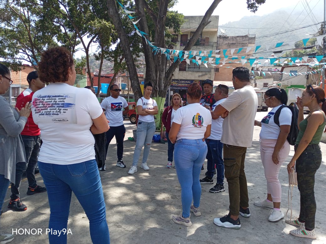 Plaza Martí, Quenepe (#LaGuaira). El Destacamento "100 años con Fidel" y la Dra. Lourdes Quiala recorren sitios históricos para honrar nuestras raíces. 🇨🇺🤝🇻🇪
Porque para cuidar el futuro del pueblo, hay que conocer la historia que nos une. ¡Martí y Fidel siempre presentes!