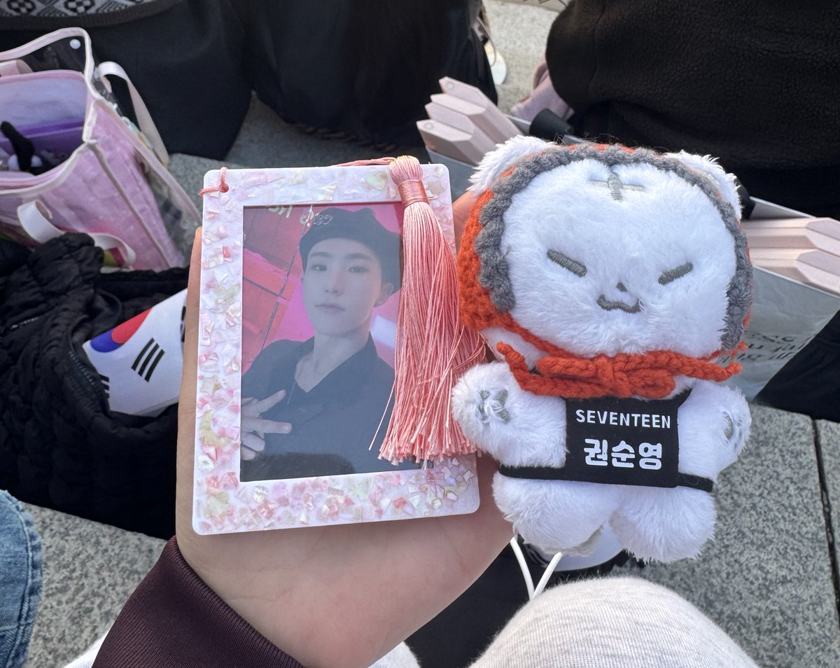 ho_si29's tweet photo. 볼때마다 너무 이뻐서 탐났는데 
운 좋게 이벤트에 당첨되서 
이번에 호시볼겸 3.1절 행사에 올때 가져왔는데
너무너무너무 이쁘고 찰떡이야❤️❤️

언니 늘 고맙고 호랑해🐯❤️ https://t.co/2W2abCG8Hn