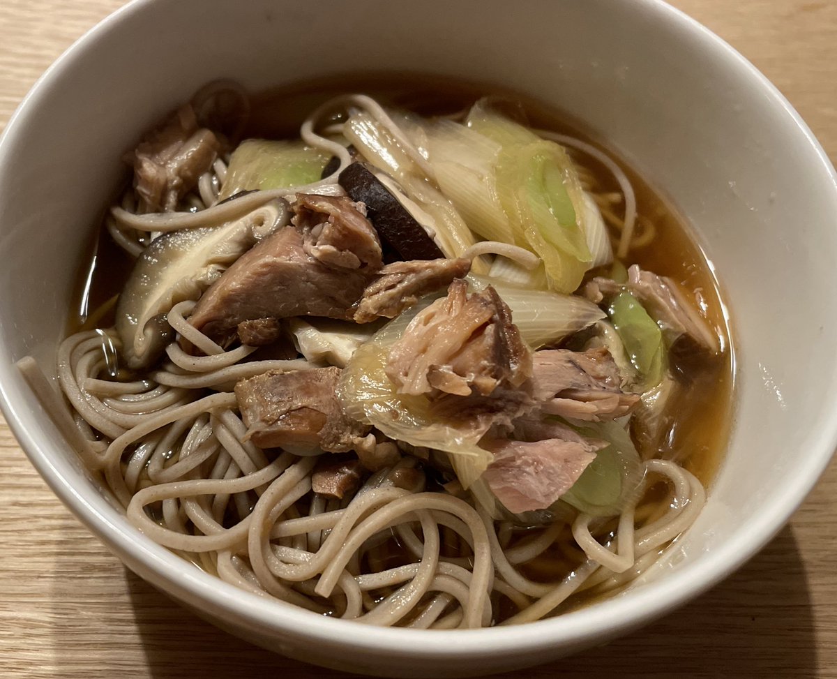 昨晩の #たけくま 晩餐会では
#植草料理長 特性煮豚がお土産で
付きました🍖

3日間かけて作られた非売品の貴重な煮豚です‼️

今朝　おそばに切れ端を入れて
肉そば♪

お出汁も甘くなって美味しい😋

あとはそのまま食べても良し‼️
ネギ焼豚でラーメンでも👌

大切に食します✨