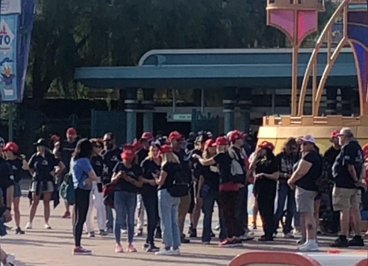Delostrinos's tweet photo. @DisneyScoopGuy This is what I saw 8 am ish. Mickey Fun Wheel popcorn bucket line was way worse. Saw someone in the park one more time during the day. https://t.co/UeofYr3Qot