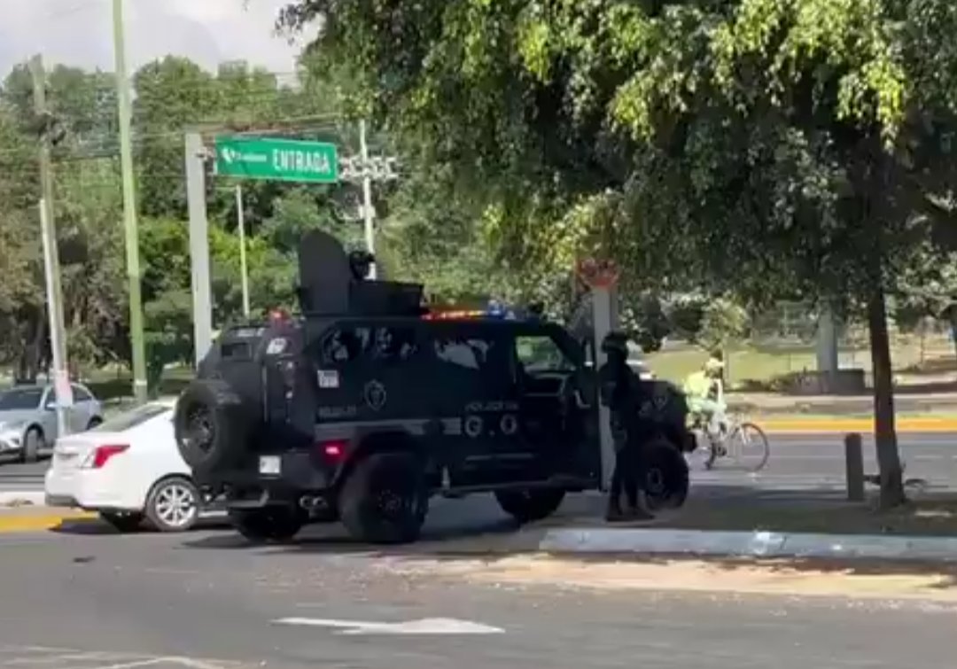 DorisGomora's tweet photo. #Hoy:En alrededores del Parque Funeral "Recinto de La Paz", en #Zapopan, #Jalisco se reporta presencia de vehículo táctico y personal de #seguridad. 
Se desconoce destino de cuerpo de Nemesio Oseguera, #Mencho, ex líder del #CJNG.
Vía @cabeceramx
#Narco
https://t.co/VWsAruGlDW https://t.co/mRhLy9b5Ls