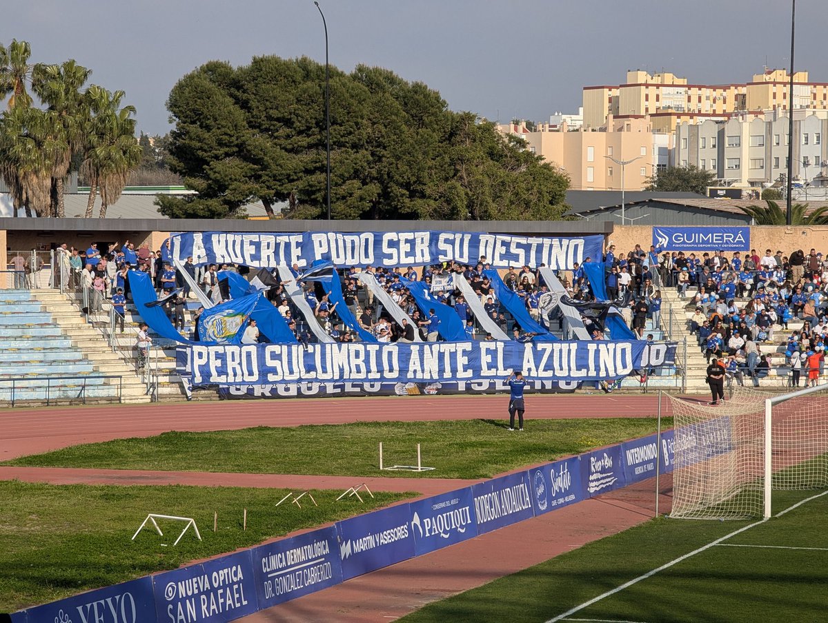 UltrasPresent's tweet photo. Celebración de Orgullo Isleño 🔵⚪️ en el ascenso de su club.

“LA MUERTE PUDO SER SU DESTINO

PERO SUCUMBIÓ ANTE EL AZULINO”

Esto la Tercera Andaluza, 9ª Categoría del Futbol Español.

CDSanFernando - Conil B. https://t.co/JlamUJV7oA