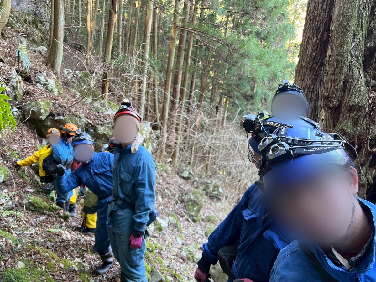 yamadaidouketsu's tweet photo. 羅漢穴の調査に行ってきました！普段の探検とは違い、測量やスケッチがメインの活動になり新鮮でした。つなぎもカラフルでいいですね！ https://t.co/2t1WeDnnUH