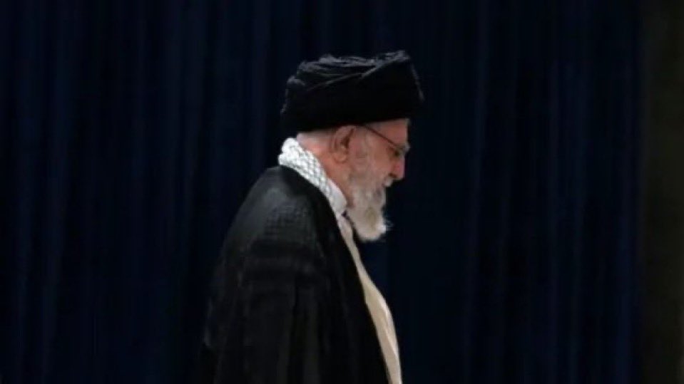 إلى جهنم وبئس المهاد

قالوا: فرِحتَ؟ نعم فرِحتُ وهاجَني
مَوتُ الطُّغاةِ ومصرَعُ العُمَلاءِ

اليومَ يفرحُ كلُّ حُرٍّ صادقٍ
والحُزنُ حَظُّ السُّوقَةِ الجُبَناءِ

فالحمدُللهِ الذي مِن شَأنِهِ
أن يضرِبَ الأعداءَ بالأعداءِ