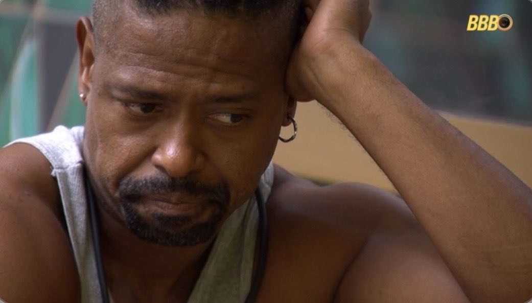 Boneco está reclamando que o Cowboy não colocou ele no monstro, o Breno teve que desenhar que o Cowboy tem embate maior na casa. kkkkkkkkkkkkkkk