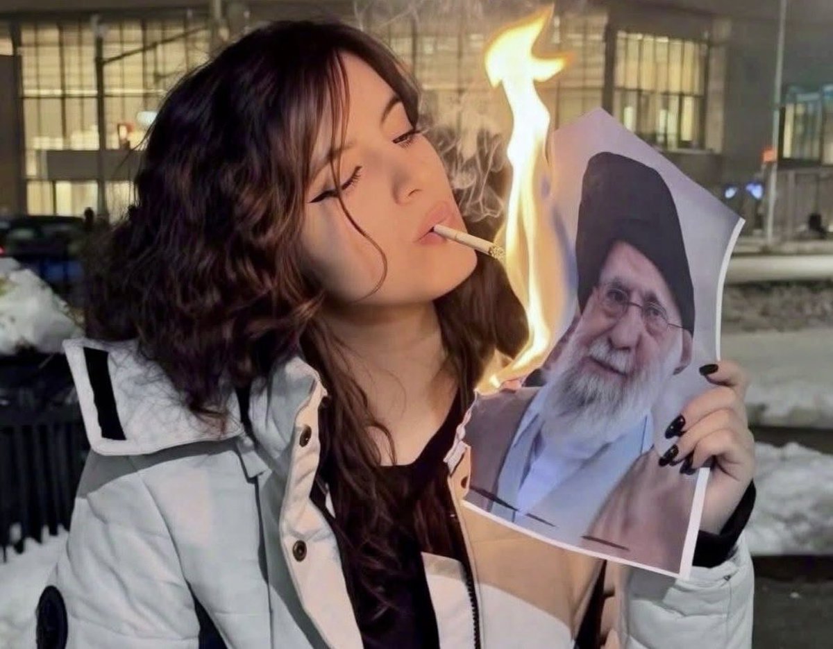_TheAlexa's tweet photo. @anapau_villa Ana, querida.
Acaban de asesinar a un MALDITO DICTADOR que le robó derechos a millones de mujeres, en pro de una ideología sumamente opresiva contra las LIBERTADES DE NUESTRAS HERMANAS IRANÍES y masacres a toda postura no compatible con el Ayatola.
¡Perdón por celebrar!
#FreeIran https://t.co/eda9Dz37rc