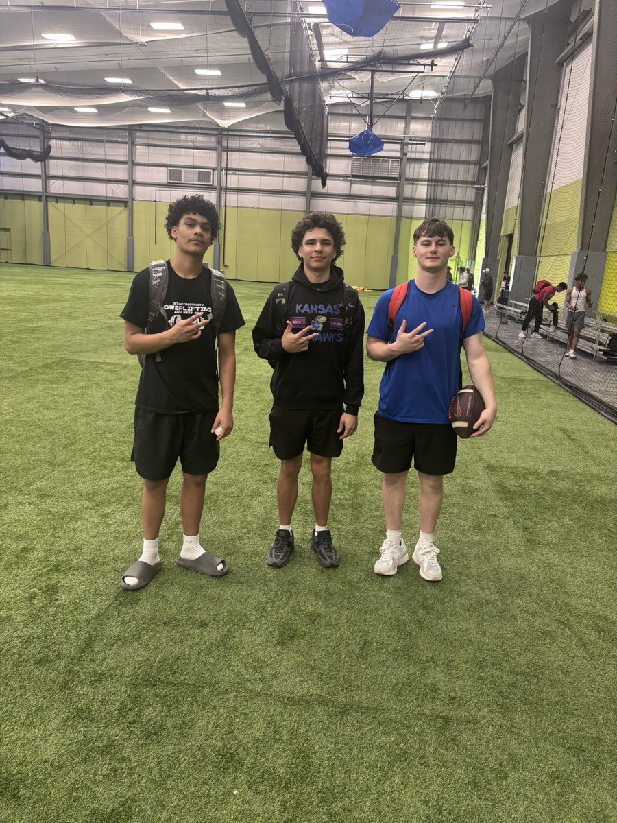 AlvinAmador_7's tweet photo. Had a great workout today with @sharp_spelite thank you for having me 
@Tevin_Cotter5 @isaac_1ca @SRLobo12 @ExpoRecruits https://t.co/zIPKVgYJLg