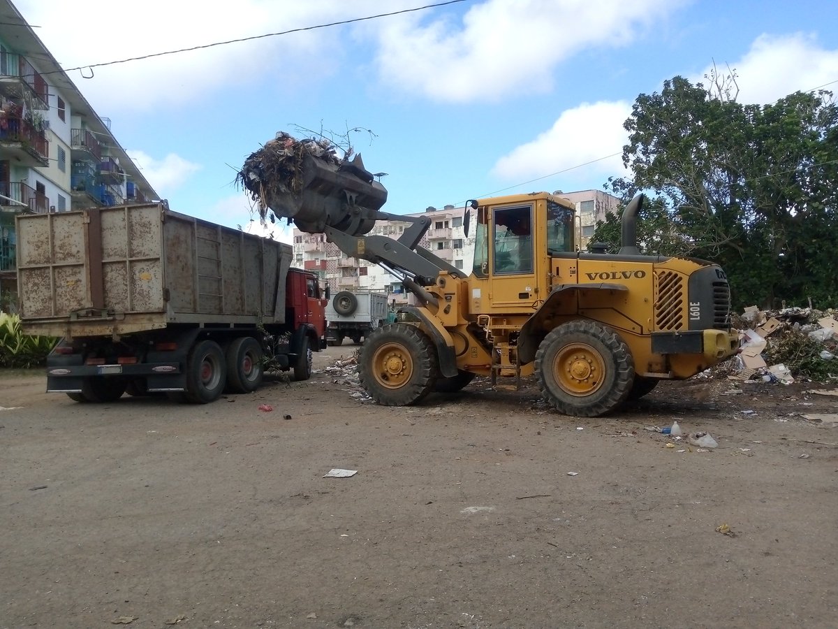 CEFMCSC's tweet photo. A pesar de la escaces de combustible y de los planteamientos realizado al delegado, los trabajadores del #MICONS y trabajadores de #ServiciosComunales en #SanCristobal, realizan trabajo de saneamiento y limpieza en el Rpto. Noel Caamaño
#SaludParaTodos
#SaneamientoTotal https://t.co/gVzlkwEMJn