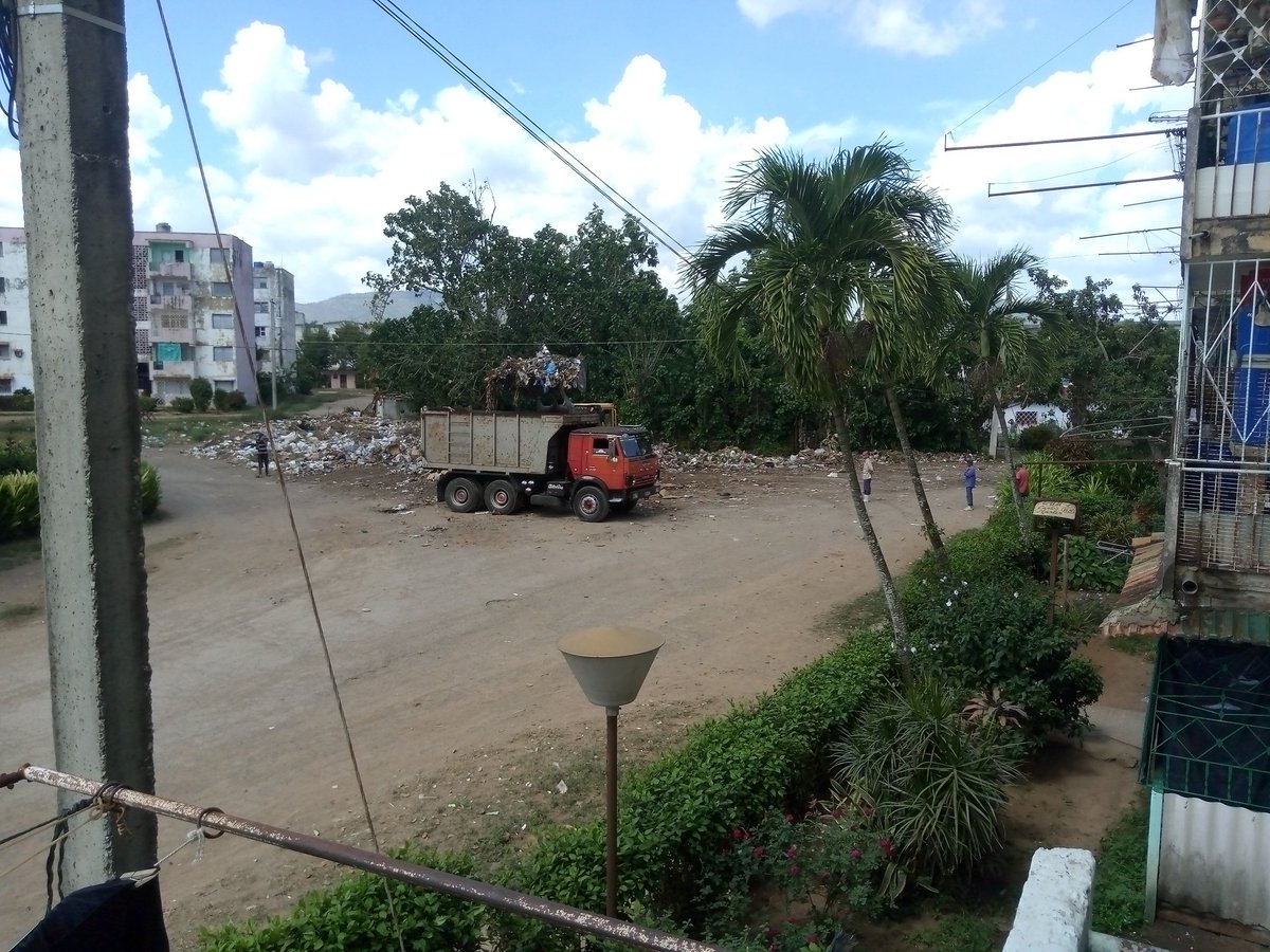 CEFMCSC's tweet photo. A pesar de la escaces de combustible y de los planteamientos realizado al delegado, los trabajadores del #MICONS y trabajadores de #ServiciosComunales en #SanCristobal, realizan trabajo de saneamiento y limpieza en el Rpto. Noel Caamaño
#SaludParaTodos
#SaneamientoTotal https://t.co/gVzlkwEMJn