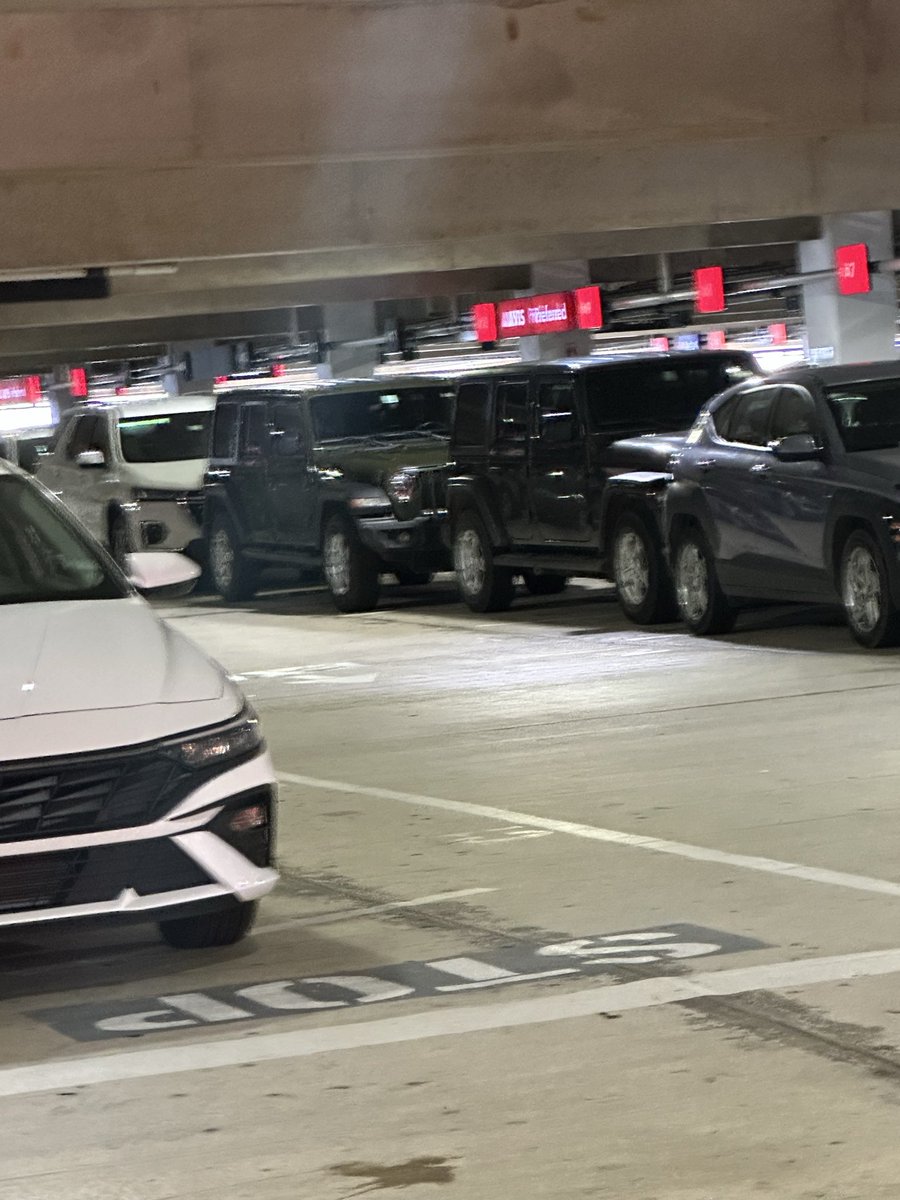 TravelerJared's tweet photo. Two perfectly find jeep wranglers just sitting here but I’m waiting on one to be cleaned make it make sense no one around to help of answer questions either. https://t.co/5uddX6UbkI