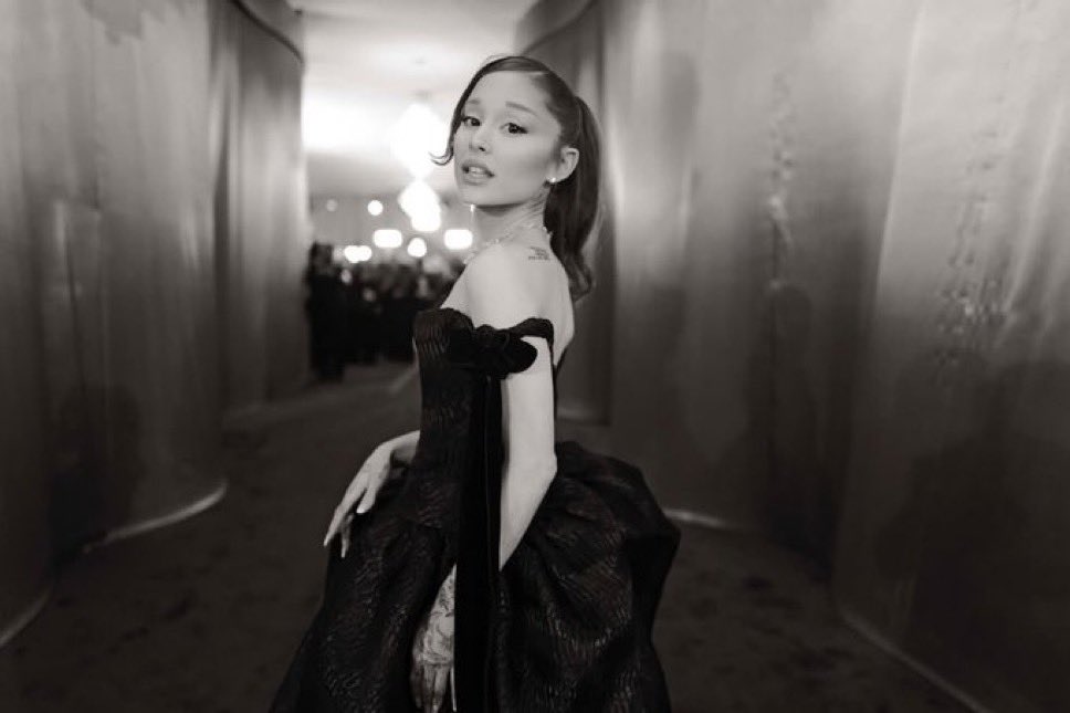 TheGrandeTop10's tweet photo. Ariana Grande unfollowed 1 person on Instagram, with the following count now adding up to 8 #AG8 https://t.co/ra5k9aNgda