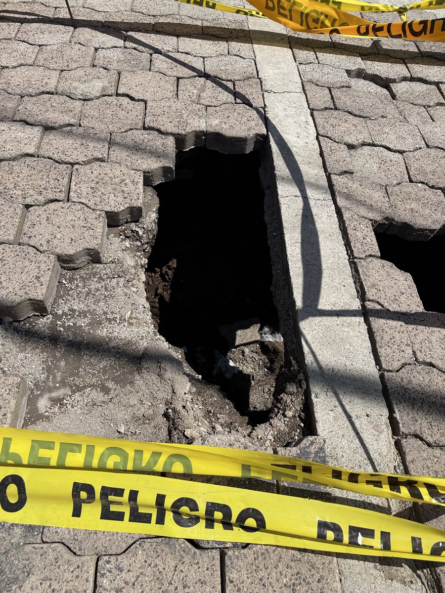 balon53's tweet photo. @aguadequito buena tarde Socavón el Calle Jorge Adoum en SAN Juan de Cumbaya Alto más de una semana y no arreglan es un peligro que descuido https://t.co/odDS6zJRp8