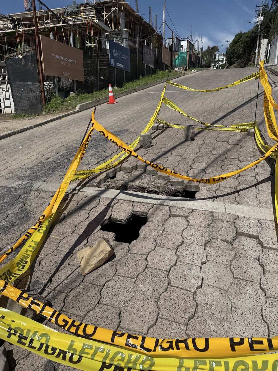 balon53's tweet photo. @aguadequito buena tarde Socavón el Calle Jorge Adoum en SAN Juan de Cumbaya Alto más de una semana y no arreglan es un peligro que descuido https://t.co/odDS6zJRp8