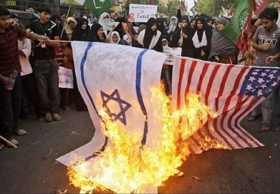 Na verdade é de esquerda, essa merda só está acontecendo porque os EUA e Israel são imperialistas/capitalistas e é justamente o que a direita defende
