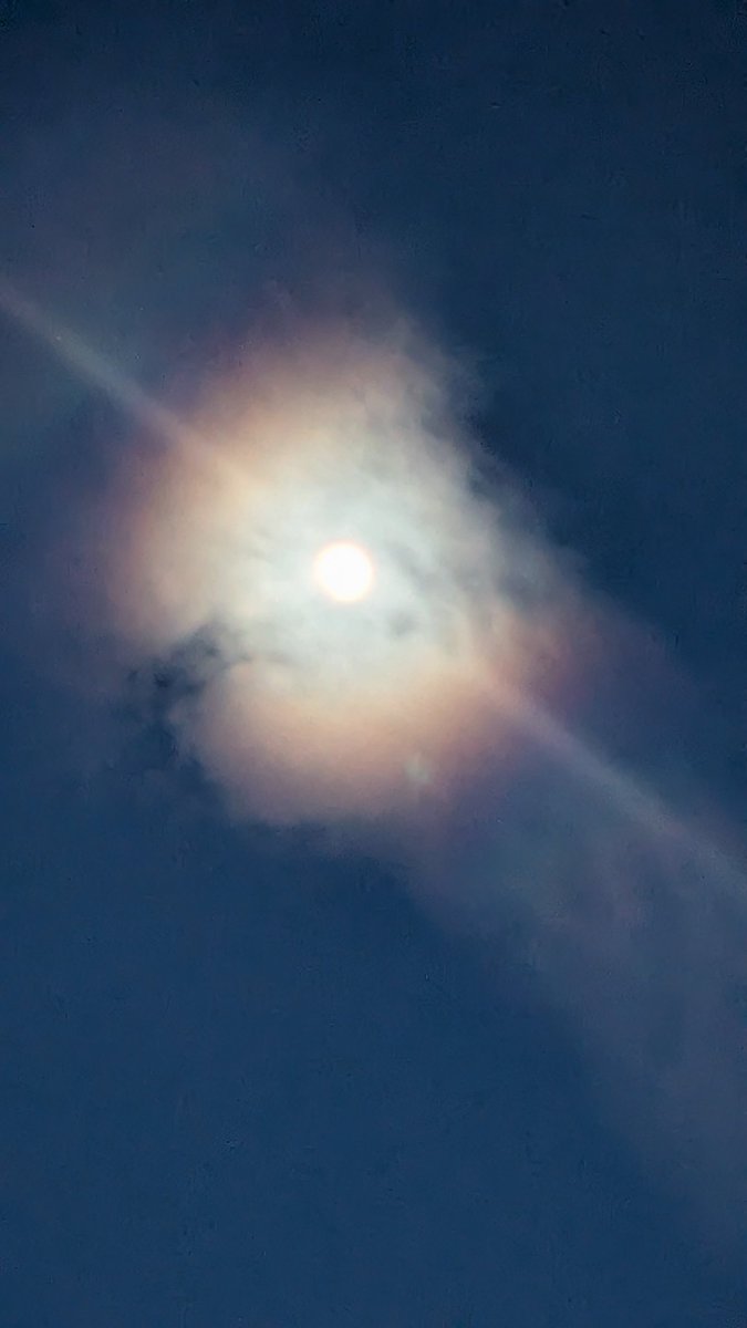 Took these interesting pics of the #moon while looking for the #planetparade,  looks like a burger bun!