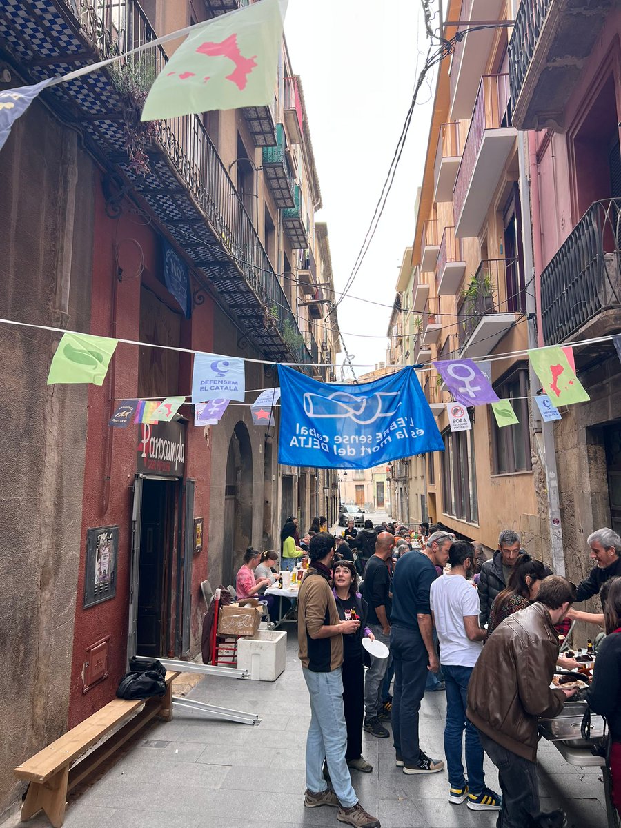 LoPanxampla's tweet photo. Avui hem xalat molt a la calçotada del Panxampla!!!
80 persones, 700 calçots i molta xalera amb Calça i Calceta amb el bingo musical. Amb molts música i reivindicació. La calçototada més pertada i popular del Terreno!!!🕺💃💪👏👏👏 https://t.co/rcoAsGVhD6