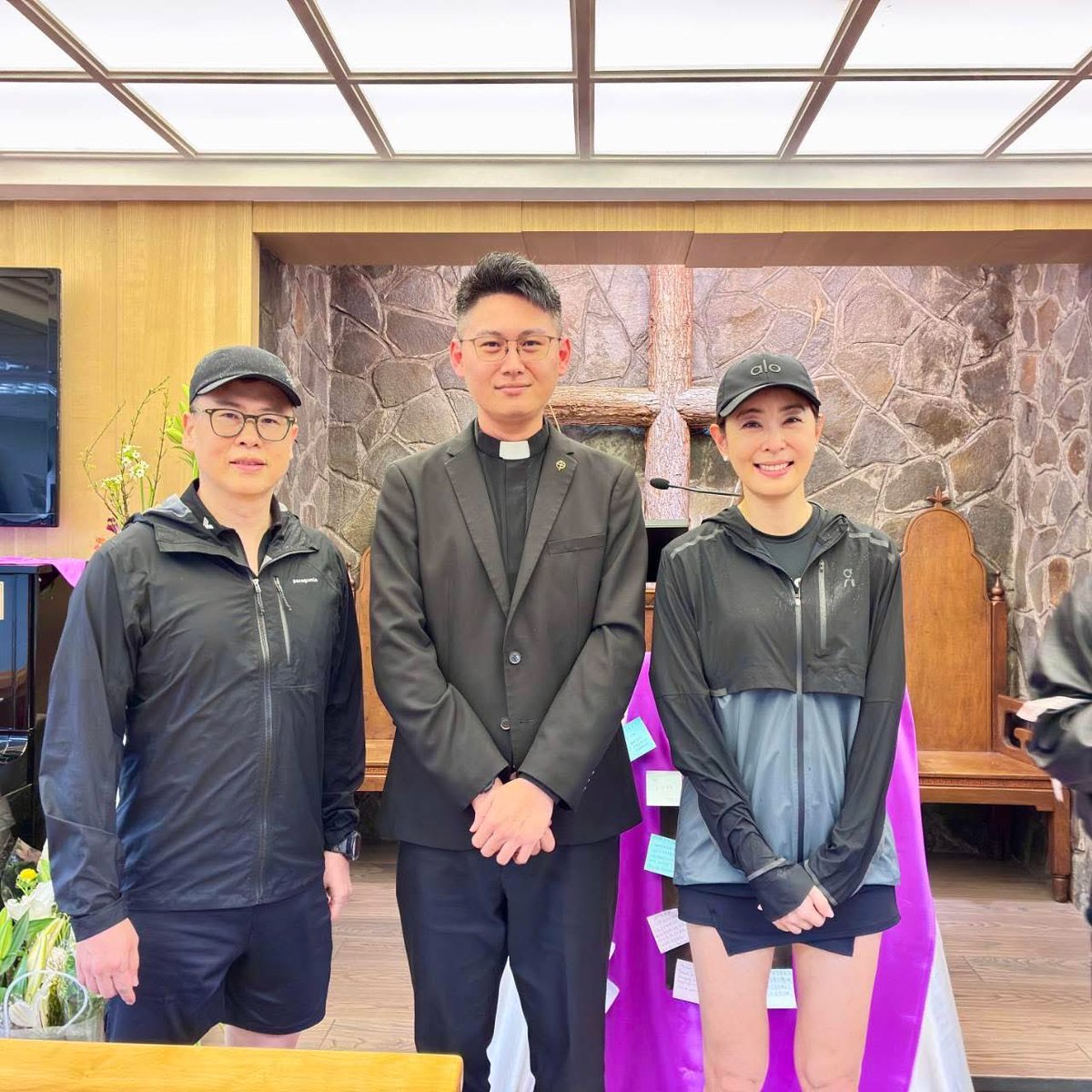 winosaur32286's tweet photo. 取消連假出國旅遊，
跟先生一起去義光教會的賈永婕。

有光就有希望，
賈永婕是2026年轉型正義的一道光。 https://t.co/fnyuci0RRo