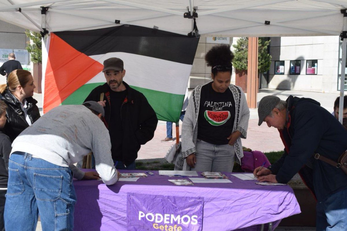 Podemos_CMad's tweet photo. Hoy hemos llenado las calles de la Comunidad de Madrid recogiendo firmas para denunciar la complicidad de la UE y exigir justicia para Palestina. Gracias a todas las que os habéis acercado. Seguimos. 🇵🇸✊#Palestina #PalestinaLibre #MadridConPalestina #Madrid https://t.co/gyqc2lWXYu