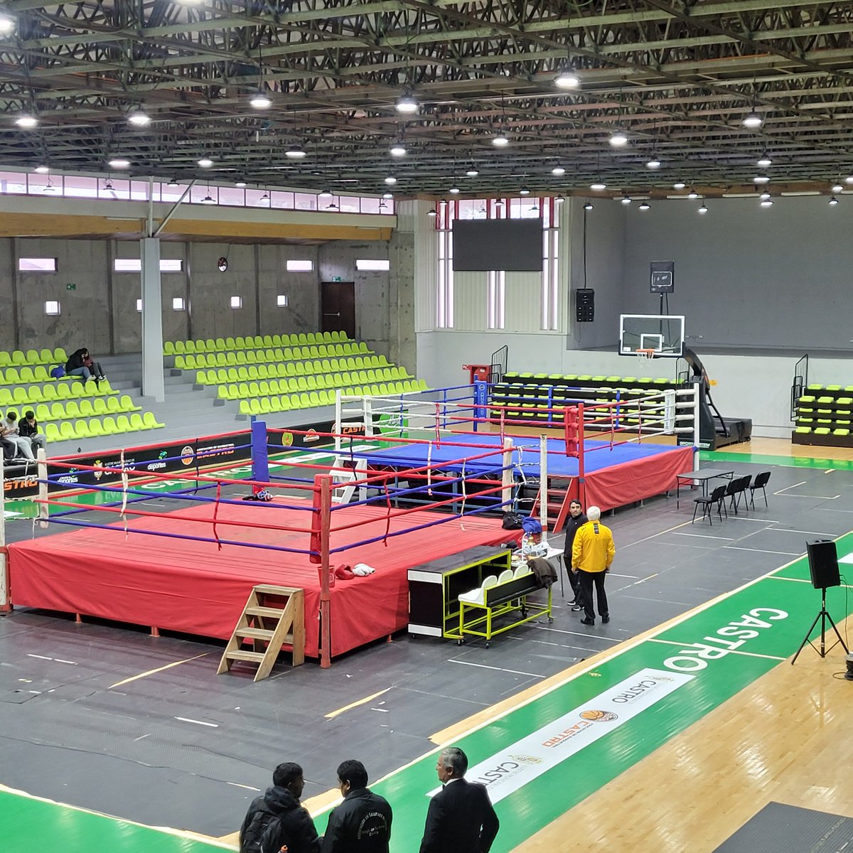 pschiloemanuel's tweet photo. Gran velada de box en Castro, organizada por la Municipalidad, 28 combates en 2 ring... https://t.co/PRBUjK6my7