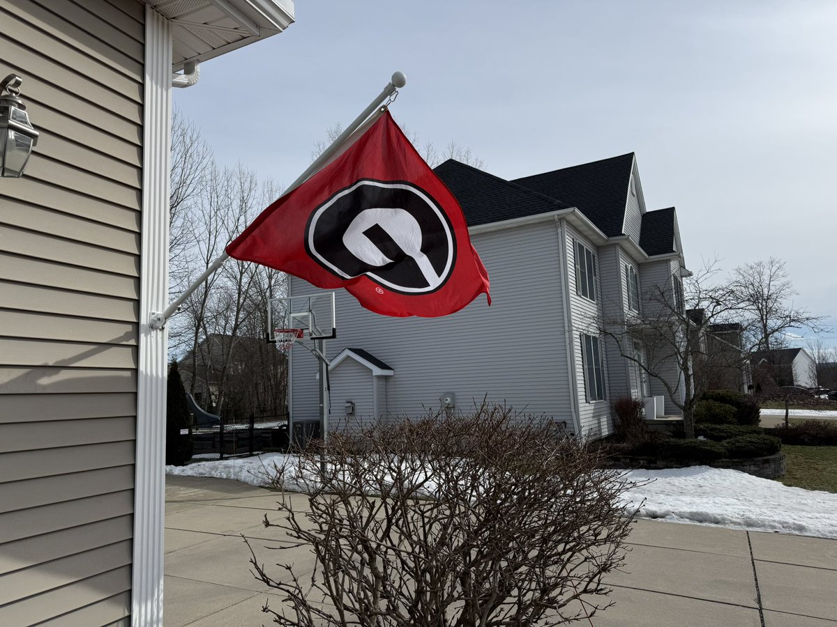 macook0467's tweet photo. Repping the G in our neighborhood as we listen in to the Dawgs play Oakland. Go Dawgs!
@jeffdantzlertv 
@djohnstonuga https://t.co/cRKhgqIQcC