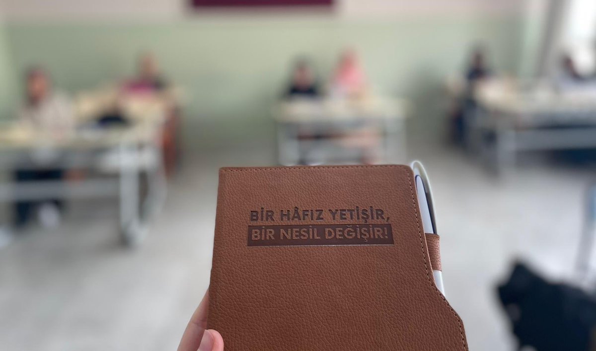ehadgm_kadinlar's tweet photo. 📢 ESKEP ile Dijital Dindarlık Hafızın Teknolojiye Tutumu !
📚EHAD Staj ve Kariyer Eğitimi (ESKEP) kapsamında düzenlenen serimizin ilk dersinde “Hafızın Dünyası Değişirken: Teknoloji ile İmtihan” konusunu ele aldık.
#KuranaHizmetŞereftir #EHAD #ESKEP #Hafızlık #KuranMuhafızları https://t.co/ltWyNtKaG5