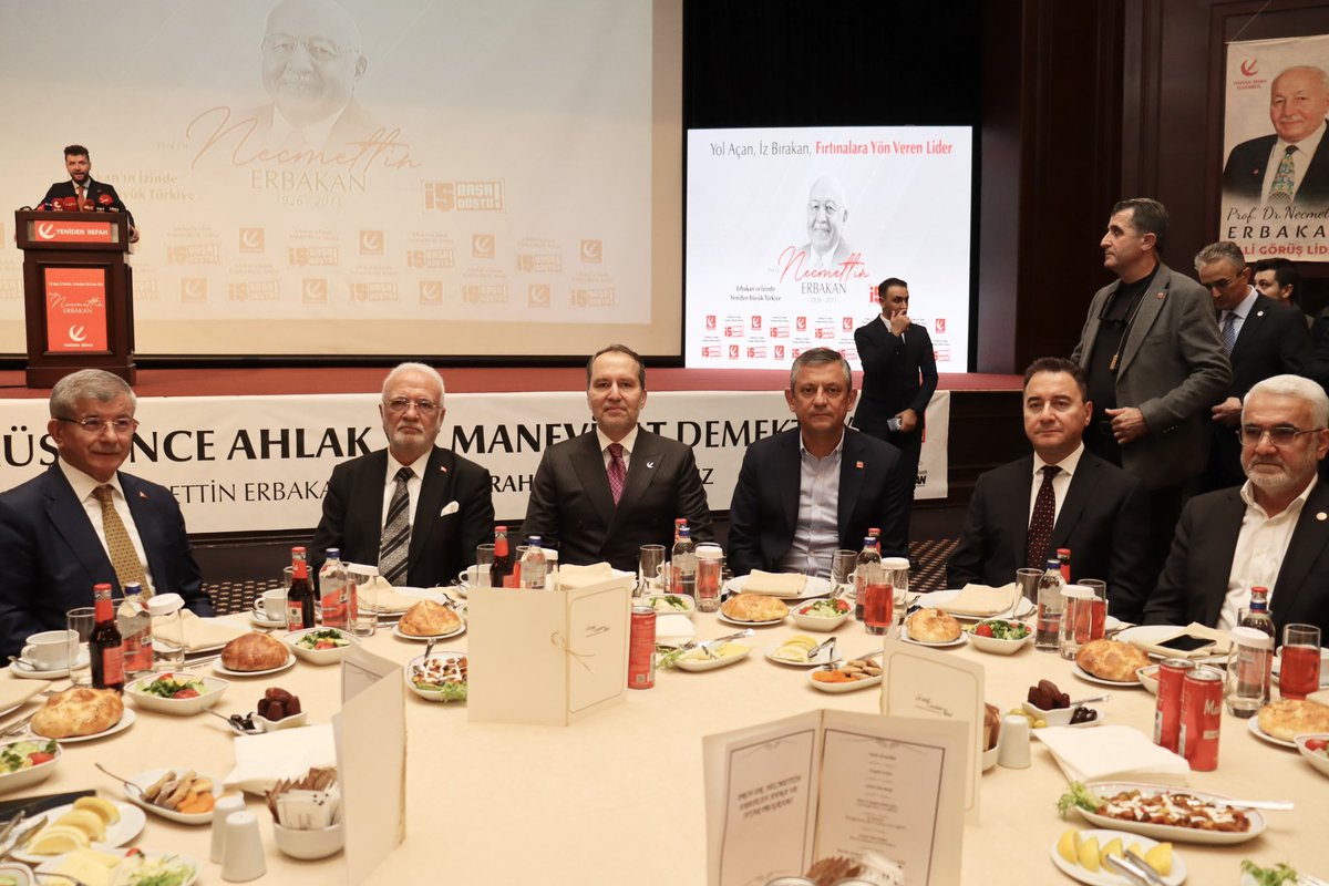 rprefahpartisi's tweet photo. Genel Başkanımız Dr. Fatih Erbakan ve diğer siyasi partilerin Genel Başkanlarının katılımlarıyla, Erbakan Hocamızı anma ve iftar programı İstanbul’da yoğun bir katılımla gerçekleştirildi.

Milli Görüş Lideri merhum Prof. Dr. Necmettin Erbakan’ı rahmet ve minnetle yâd ettiğimiz program, birlik ve kardeşlik atmosferi içerisinde tamamlandı.