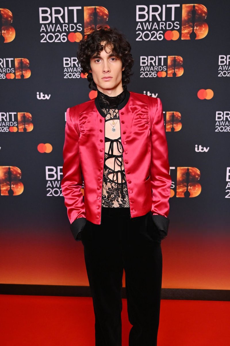 acervo sombr 🏡🔨 tweet media