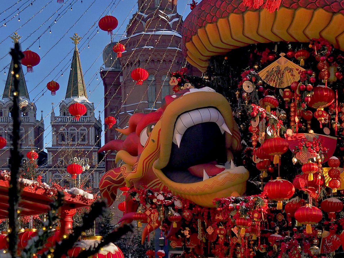 PEKHTography's tweet image. Dragon didn't need an invitation. 🔴 
Saw the red — recognised his own — showed up. 
In Russian, "красный" means both red and beautiful. 
The dragon knew this. 
The dragon always knew. 🐉✨
#ChineseNewYear #RedSquare #DragonYear #FestiveChaos