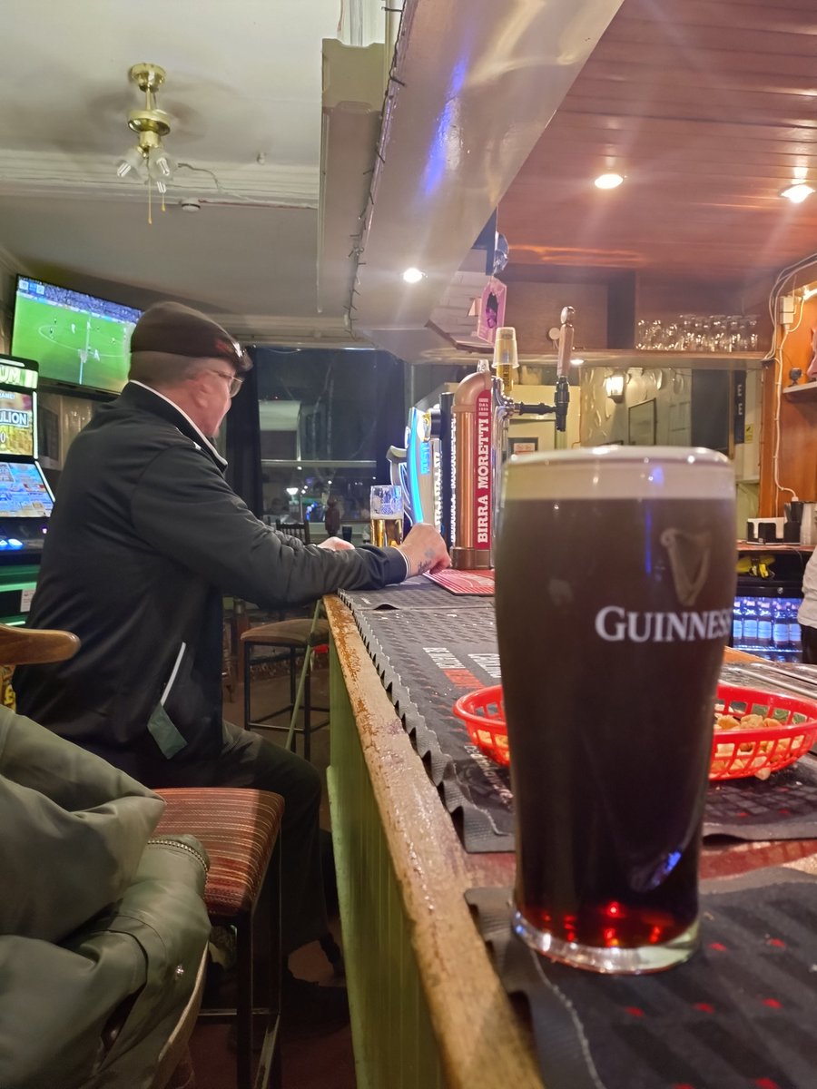 SELondonBoozers's tweet photo. Like old Flame this pub. Had a few, Saturday night, want to watch the football &amp; warm up. Hello Farriers how you doing #SE8 🍻🍻 https://t.co/AwHATuLq9c