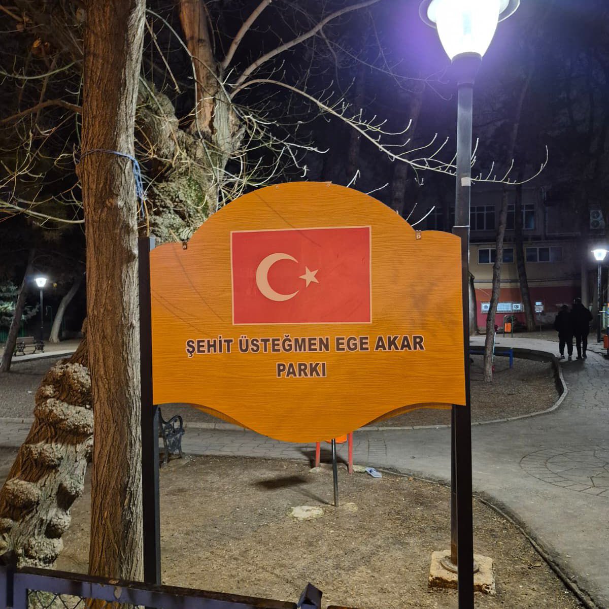 ajansoteki's tweet photo. Ankara’da bir grup Türk genci, Yılmaz Güney’in adının bir parka verilmesine tepki göstermek için Şehit Üsteğmen Ege Akar’ın isminin yazılı olduğu tabelayı Çankaya Belediyesi’ne hediye etti. https://t.co/tTZv08Cb5L