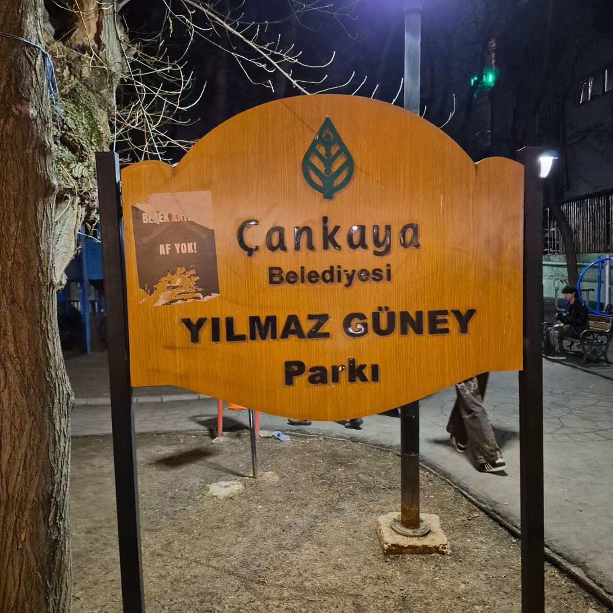 Ankara’da bir grup Türk genci, Yılmaz Güney’in adının bir parka verilmesine tepki göstermek için Şehit Üsteğmen Ege Akar’ın isminin yazılı olduğu tabelayı Çankaya Belediyesi’ne hediye etti.