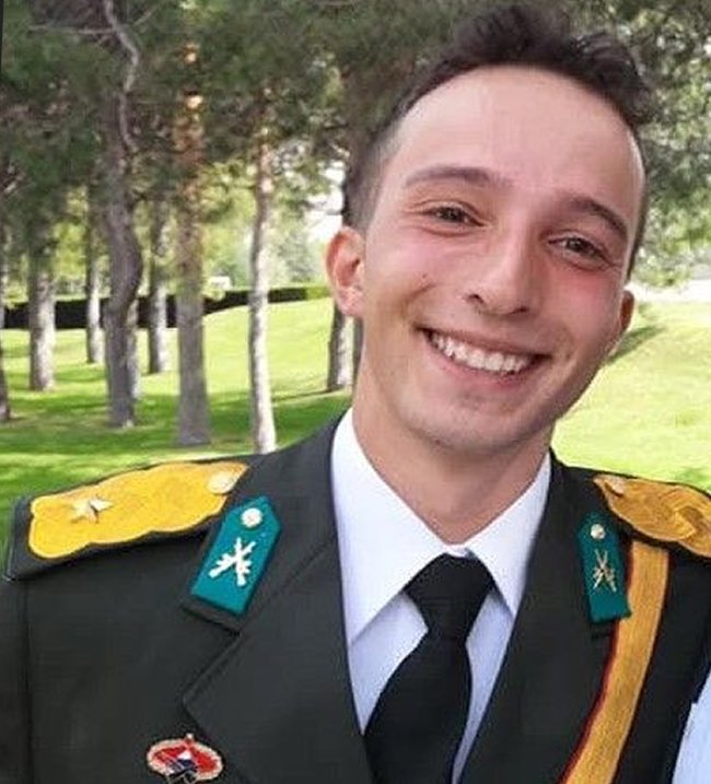 ajansoteki's tweet photo. Ankara’da bir grup Türk genci, Yılmaz Güney’in adının bir parka verilmesine tepki göstermek için Şehit Üsteğmen Ege Akar’ın isminin yazılı olduğu tabelayı Çankaya Belediyesi’ne hediye etti. https://t.co/tTZv08Cb5L