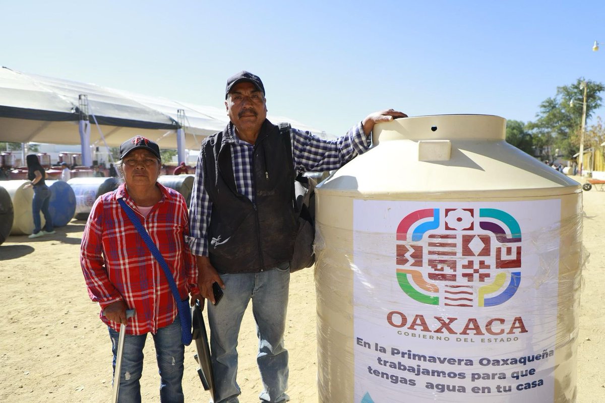 ¡En la temporada de estiaje, el agua no puede convertirse en angustia! 💧

✅Con el programa integral #AguaParaTodos, entregamos mil 100 tinacos en Santa Cruz #Xoxocotlán para ayudar a las familias a almacenar el vital líquido. Esta acción es prevención y responsabilidad.
